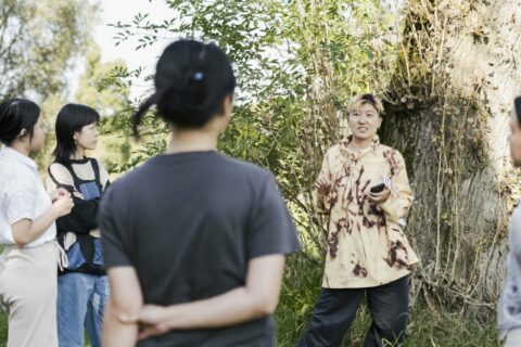 Workshop ‘As dangerous as lawn, as pebbly as grass’, by Qiaochu Guo and Raffa Li. 21-09-24, Zaartpark, Breda. Photography by Stijn Terpstra. Workshop ‘As dangerous as lawn, as pebbly as grass’, by Qiaochu Guo and Raffa Li. 21-09-24, Zaartpark, Breda. Photography by Stijn Terpstra.
